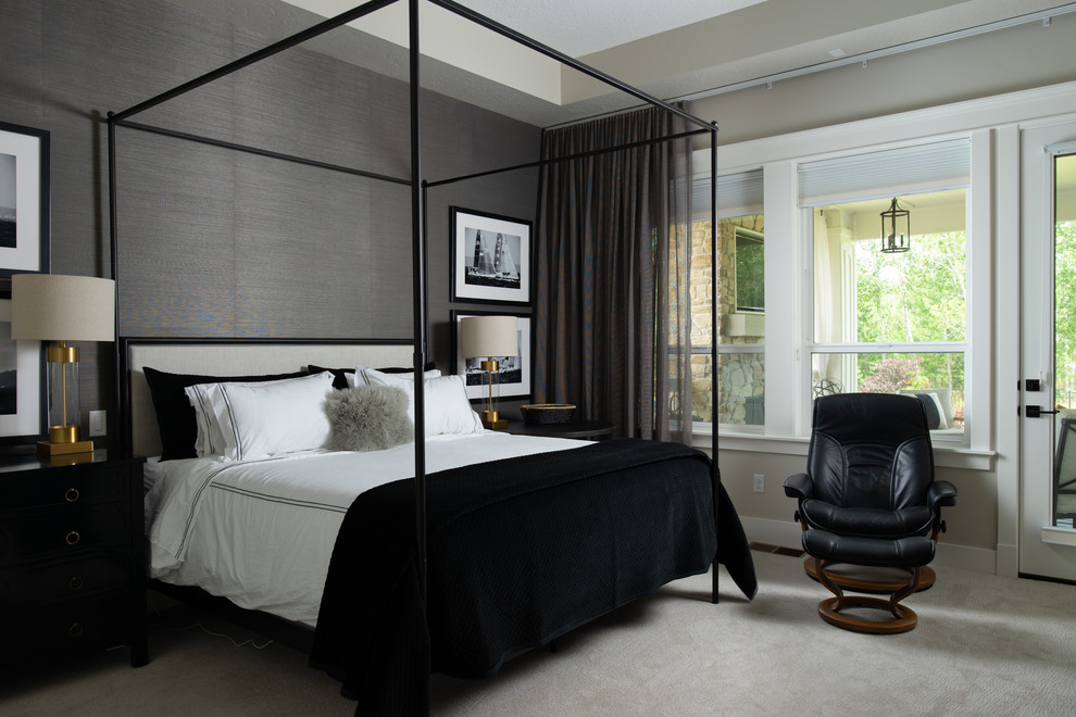 Источник вдохновения для домашнего уюта: хозяйская спальня в морском стиле с серыми стенами, ковровым покрытием и серым полом