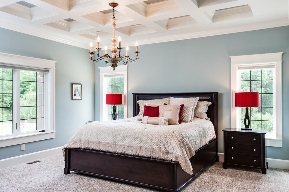 Diseño de dormitorio principal tradicional renovado de tamaño medio sin chimenea con paredes azules y moqueta