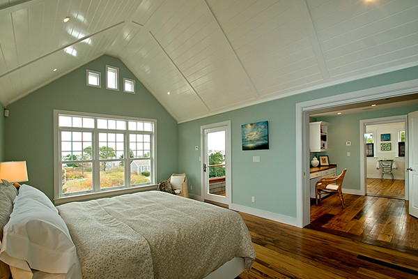 Ejemplo de dormitorio principal clásico sin chimenea con paredes azules y suelo de madera clara