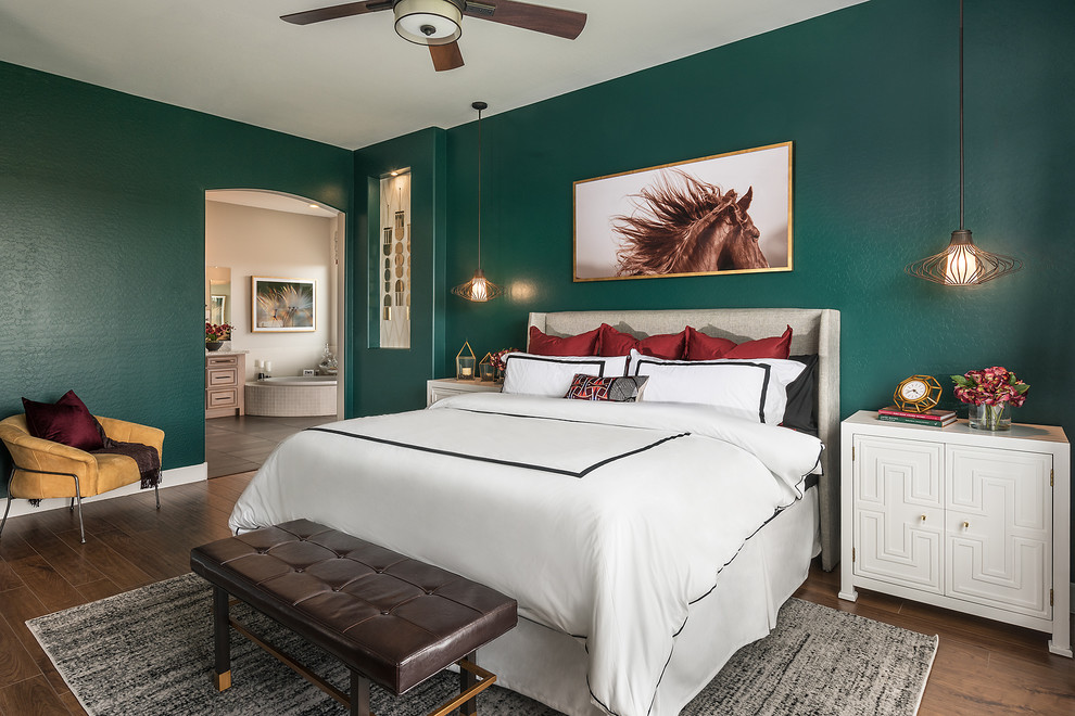 Esempio di una camera da letto classica con pareti verdi, parquet scuro e pavimento marrone