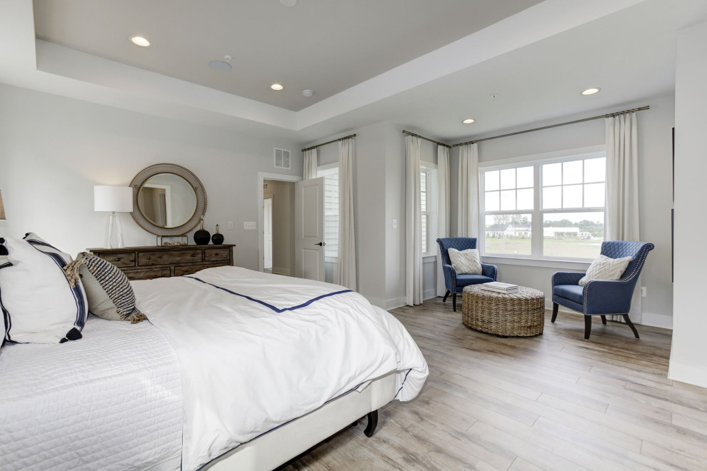 ワシントンD.C.にある広いトランジショナルスタイルのおしゃれな主寝室 (白い壁、折り上げ天井、塗装板張りの壁、ラミネートの床、暖炉なし、グレーの床) のレイアウト
