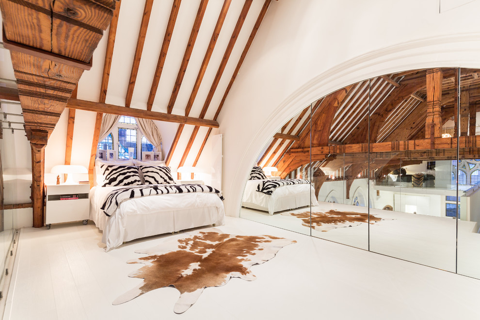 ロンドンにあるコンテンポラリースタイルのおしゃれな主寝室 (白い壁、暖炉なし、勾配天井) のインテリア