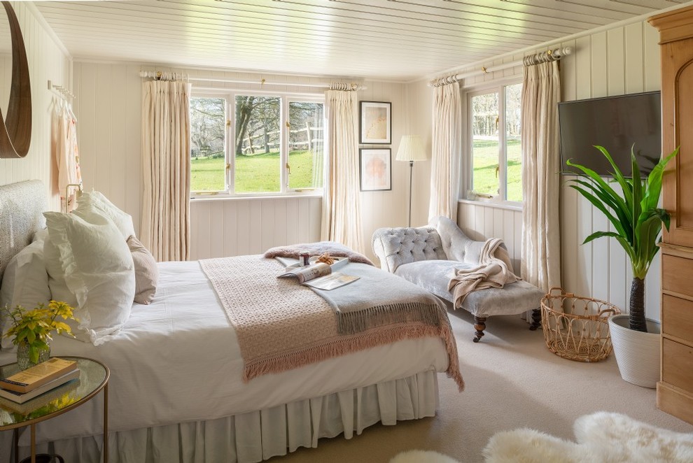 Esempio di una camera da letto country con pareti beige, moquette e pavimento beige