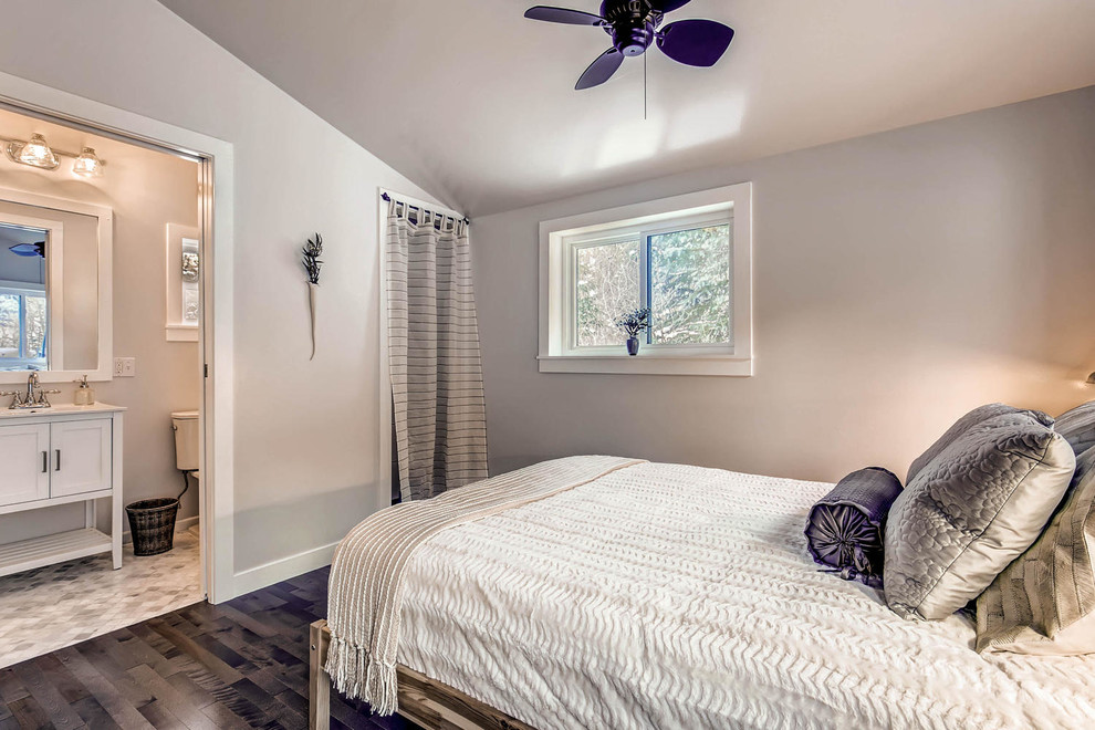 Imagen de dormitorio principal bohemio pequeño con paredes grises y suelo de madera en tonos medios