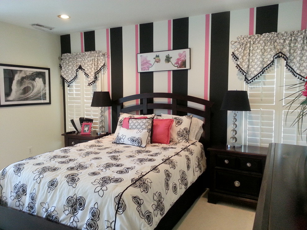 Foto di una camera da letto minimal con pareti multicolore e moquette