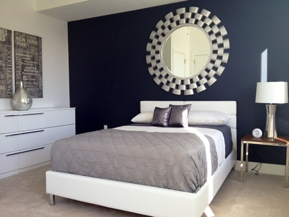 Стильный дизайн: маленькая гостевая спальня (комната для гостей) в современном стиле с синими стенами и ковровым покрытием для на участке и в саду - последний тренд