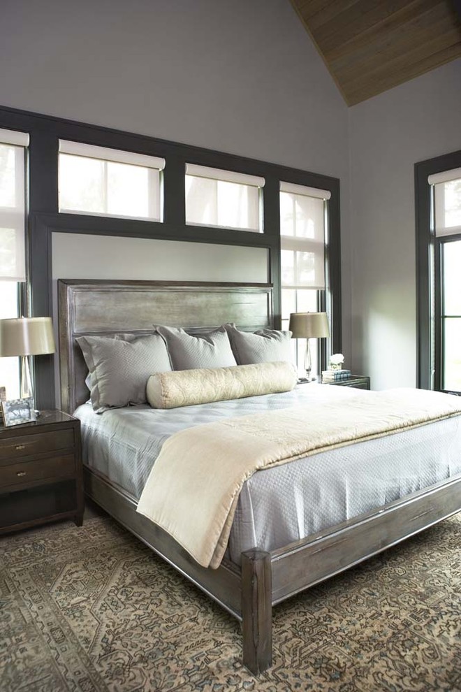 Ejemplo de dormitorio principal rústico grande con paredes grises y moqueta