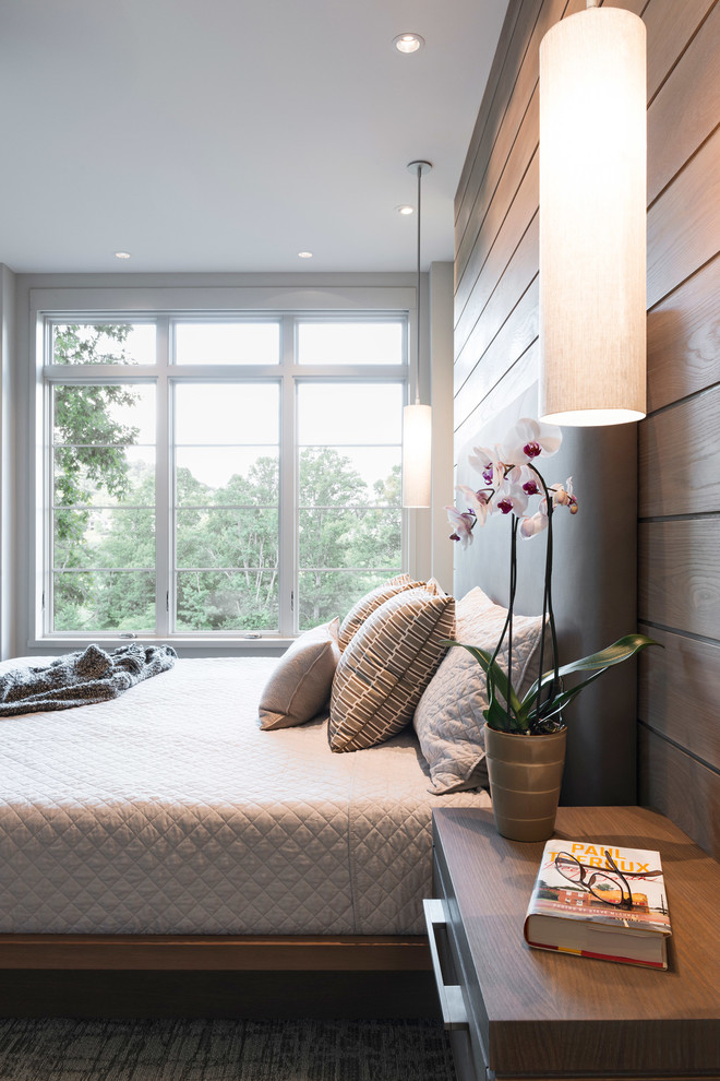 На фото: большая хозяйская спальня в стиле модернизм с бежевыми стенами, ковровым покрытием и коричневым полом без камина