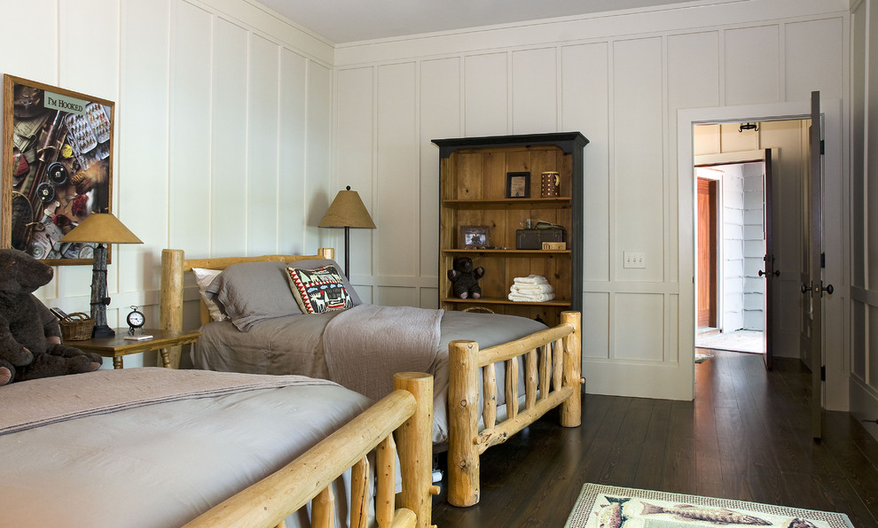 На фото: гостевая спальня (комната для гостей) в стиле рустика с белыми стенами и темным паркетным полом с