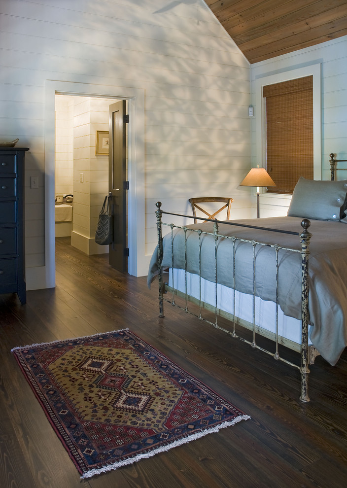 Стильный дизайн: спальня в стиле рустика с белыми стенами и темным паркетным полом - последний тренд