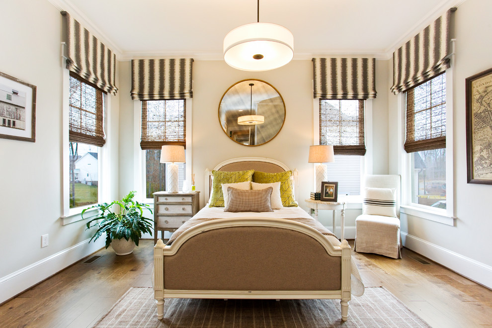 リッチモンドにあるトラディショナルスタイルのおしゃれな寝室 (ベージュの壁、無垢フローリング、茶色い床) のインテリア