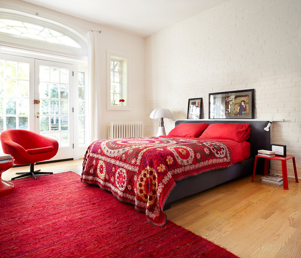 На фото: спальня в современном стиле с белыми стенами и паркетным полом среднего тона с