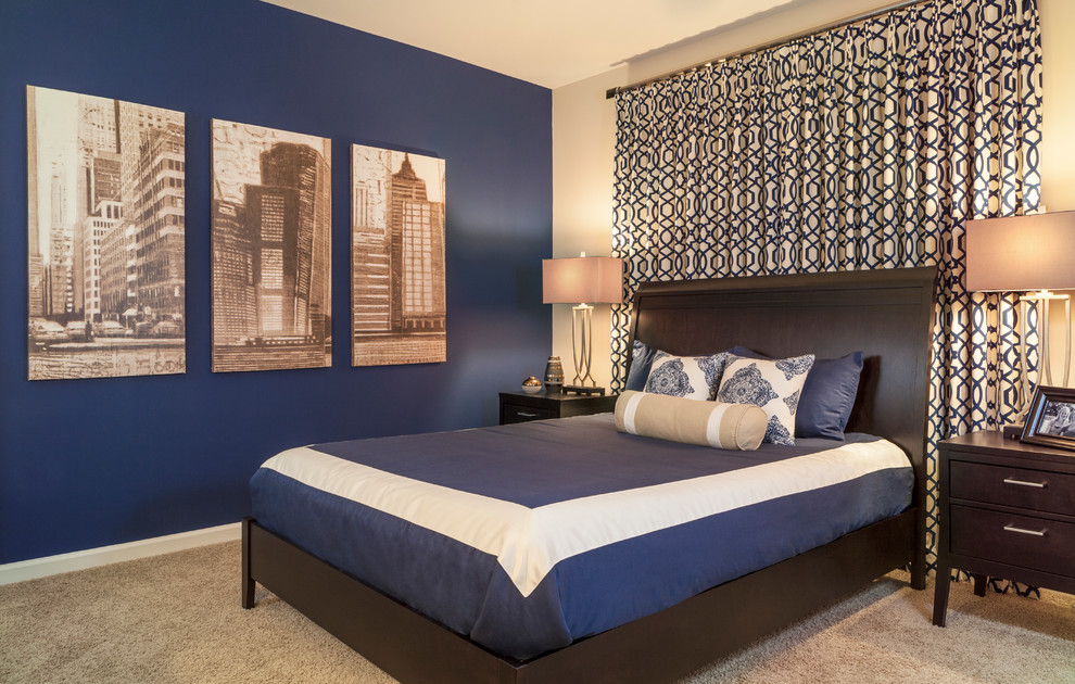 Réalisation d'une petite chambre avec moquette design avec un mur bleu et une cheminée standard.