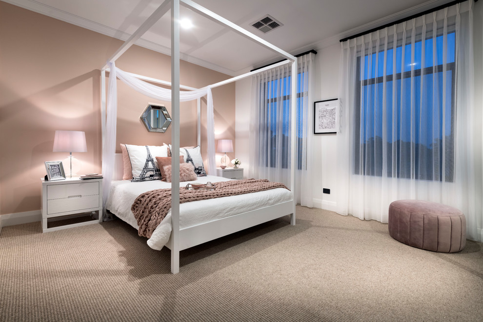 Идея дизайна: гостевая спальня (комната для гостей) в современном стиле с розовыми стенами, ковровым покрытием и бежевым полом без камина