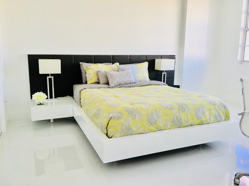 На фото: хозяйская спальня среднего размера в стиле модернизм с белыми стенами, полом из керамогранита и белым полом