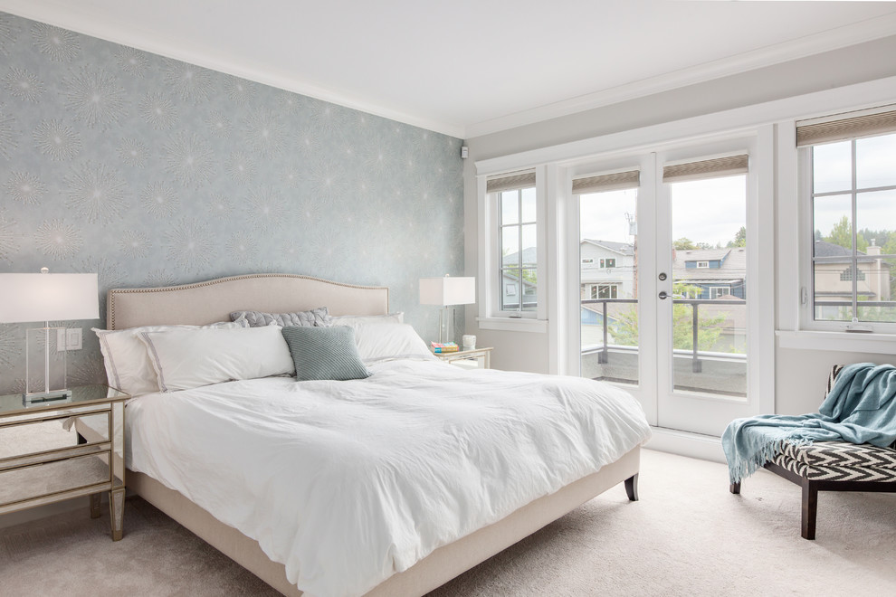 Пример оригинального дизайна: гостевая спальня среднего размера, (комната для гостей) в стиле неоклассика (современная классика) с синими стенами и ковровым покрытием без камина
