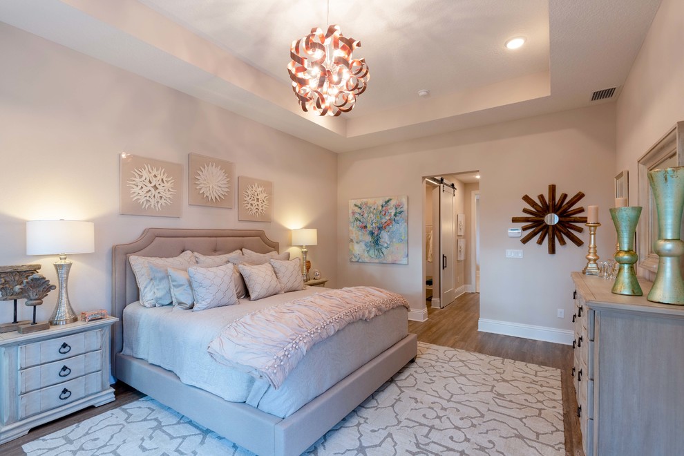 Idee per una camera da letto classica con pareti beige, pavimento in legno massello medio e pavimento marrone