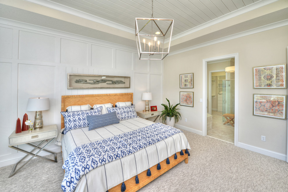 Immagine di una camera da letto stile marino con pareti beige, moquette e pavimento grigio