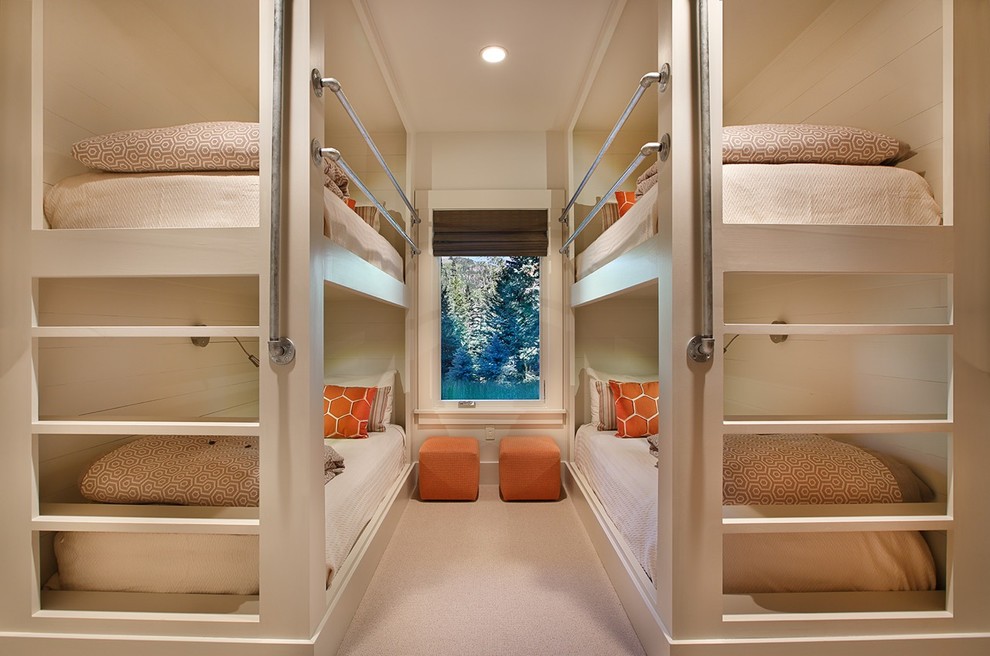 Foto di una camera degli ospiti stile americano di medie dimensioni con pareti bianche, moquette e nessun camino