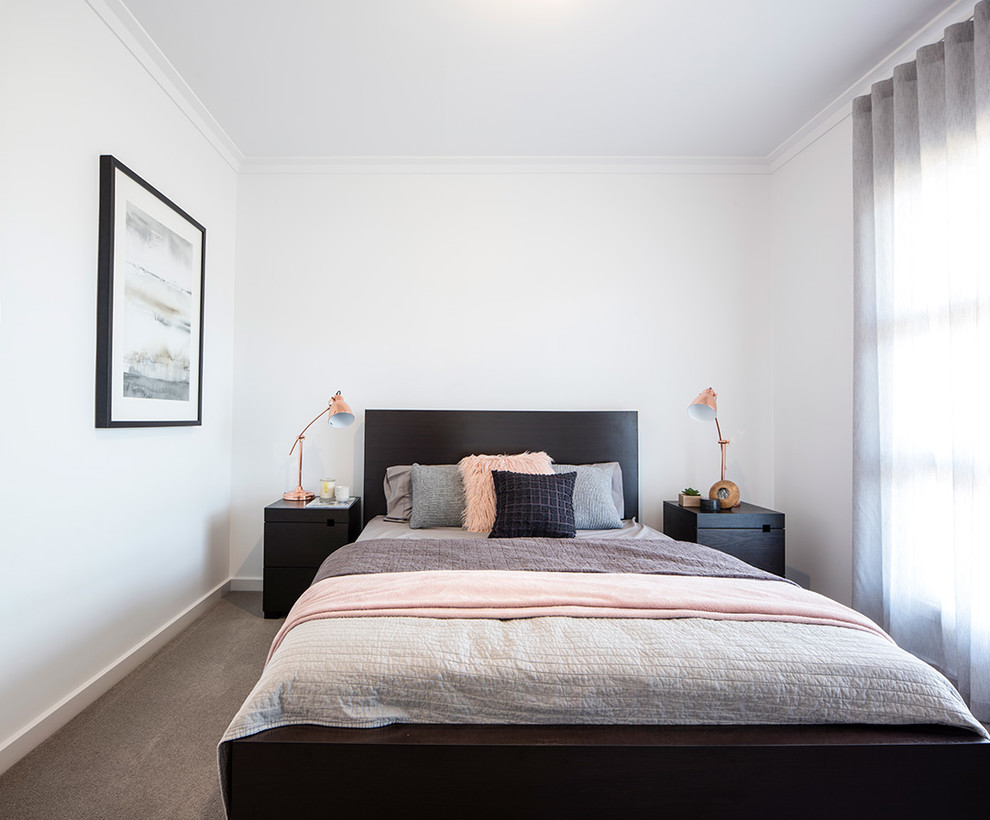 アデレードにあるコンテンポラリースタイルのおしゃれな客用寝室 (白い壁、カーペット敷き、グレーの床)