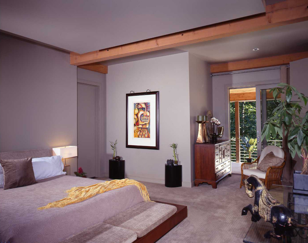 Imagen de dormitorio principal de estilo de casa de campo grande con paredes grises y moqueta