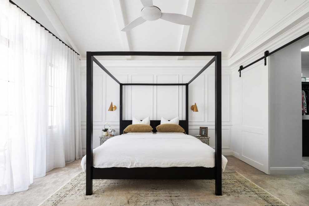 Diseño de dormitorio abovedado de estilo de casa de campo con paredes blancas, suelo gris y panelado