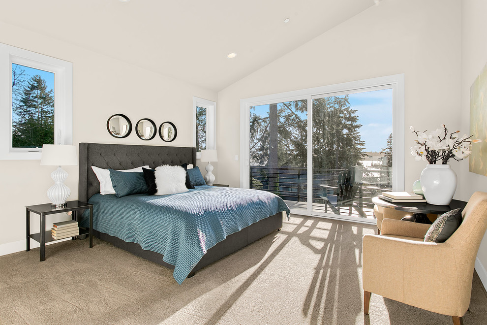 Imagen de dormitorio principal nórdico de tamaño medio sin chimenea con paredes blancas, moqueta y suelo beige