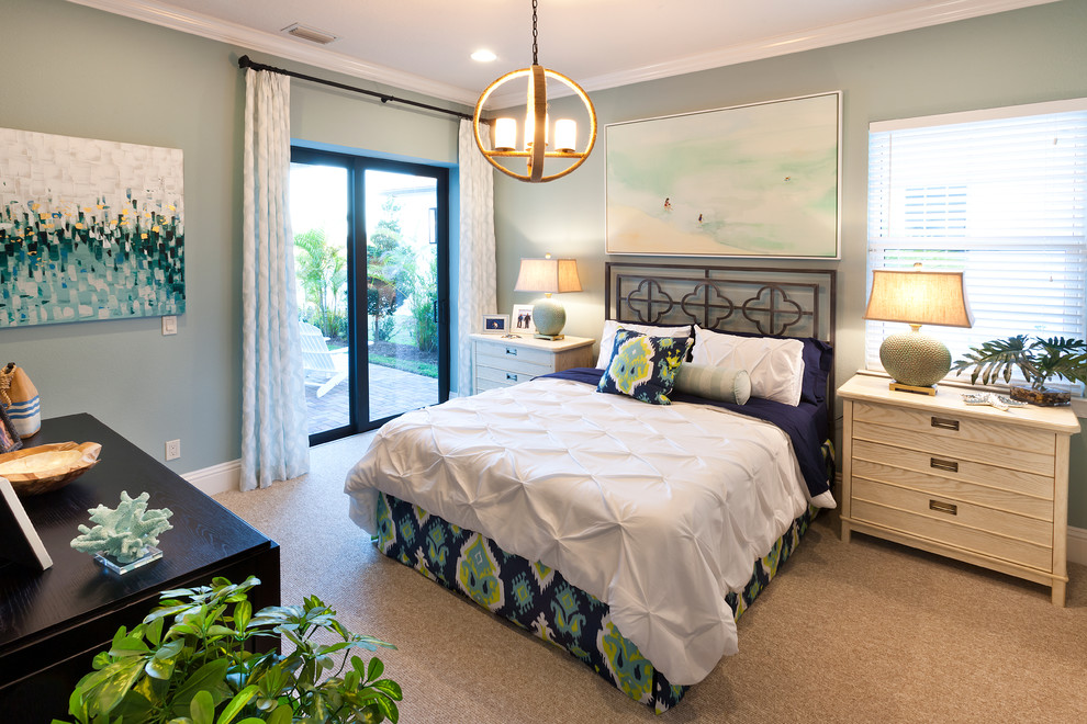 Esempio di una camera degli ospiti contemporanea di medie dimensioni con pareti blu, moquette e pavimento beige