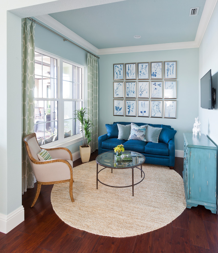 Imagen de dormitorio principal exótico grande con paredes azules, suelo de madera en tonos medios y suelo marrón