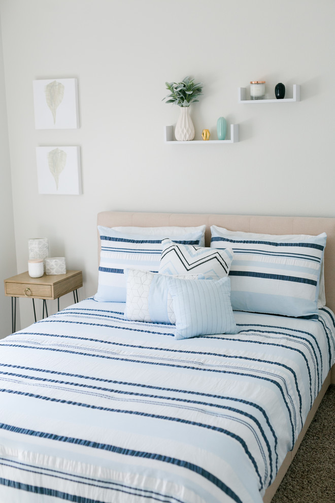 Стильный дизайн: маленькая гостевая спальня (комната для гостей) в скандинавском стиле с серыми стенами, ковровым покрытием и серым полом без камина для на участке и в саду - последний тренд