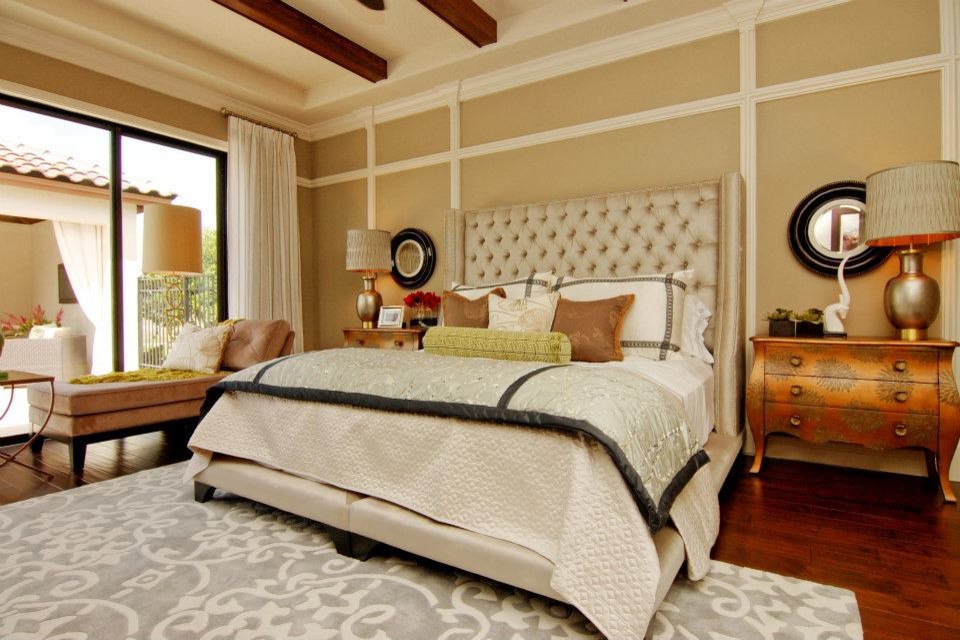 Modelo de dormitorio principal mediterráneo con paredes beige y suelo de madera en tonos medios