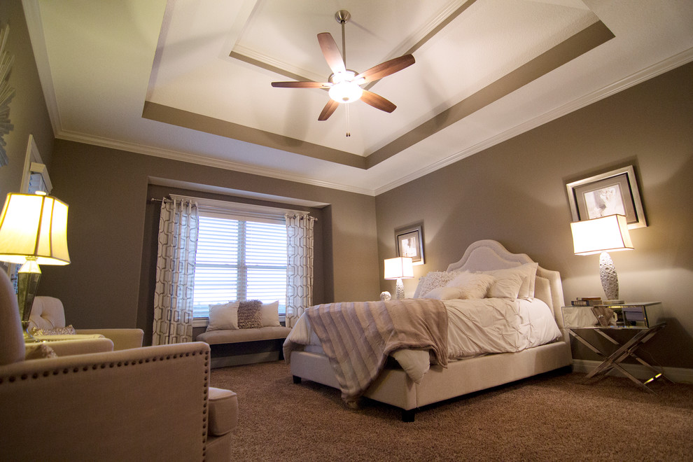 Ejemplo de dormitorio principal tradicional con paredes beige, moqueta y suelo marrón