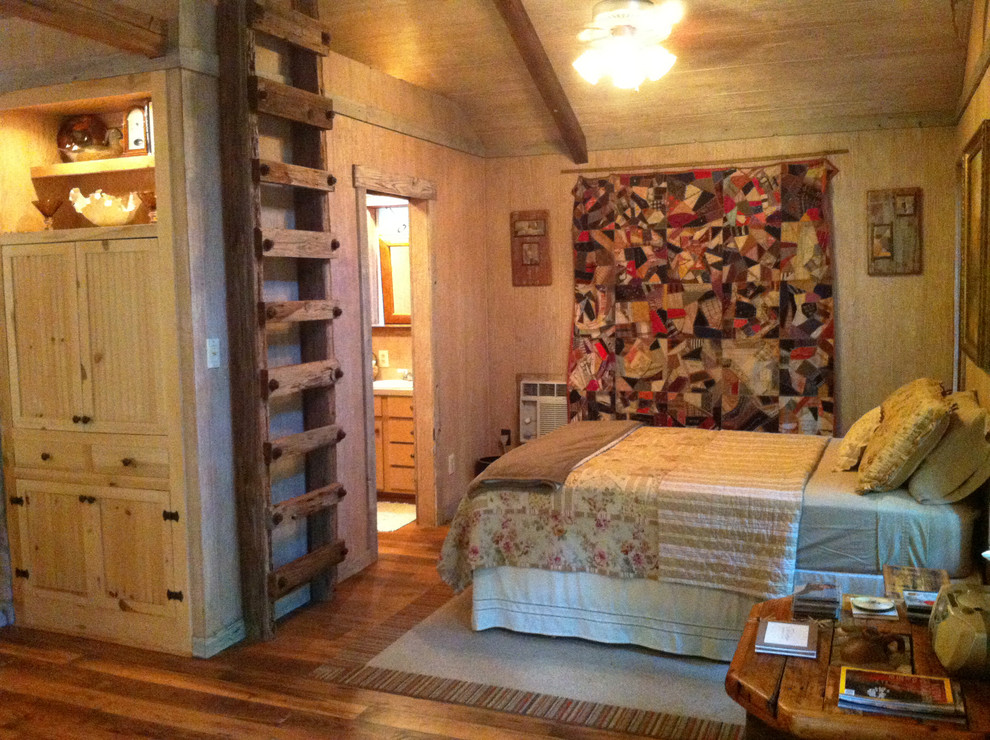 This is an example of a rural bedroom in Dallas.