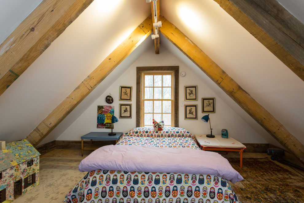 Ispirazione per una piccola camera da letto stile loft country con pareti bianche e moquette