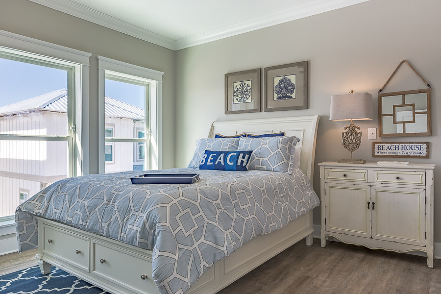 На фото: маленькая гостевая спальня (комната для гостей) в морском стиле с серыми стенами и полом из винила без камина для на участке и в саду