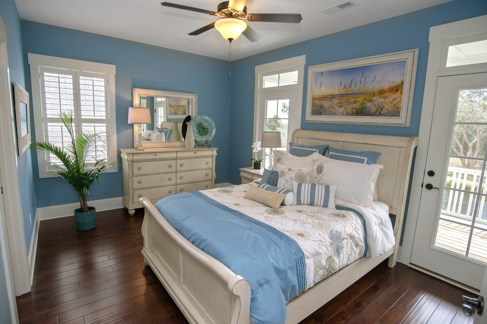 Идея дизайна: гостевая спальня среднего размера, (комната для гостей) в морском стиле с синими стенами и темным паркетным полом