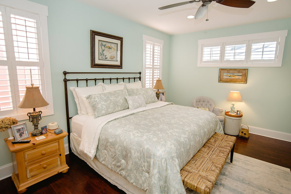 Foto de dormitorio principal marinero de tamaño medio con paredes azules y suelo de madera oscura