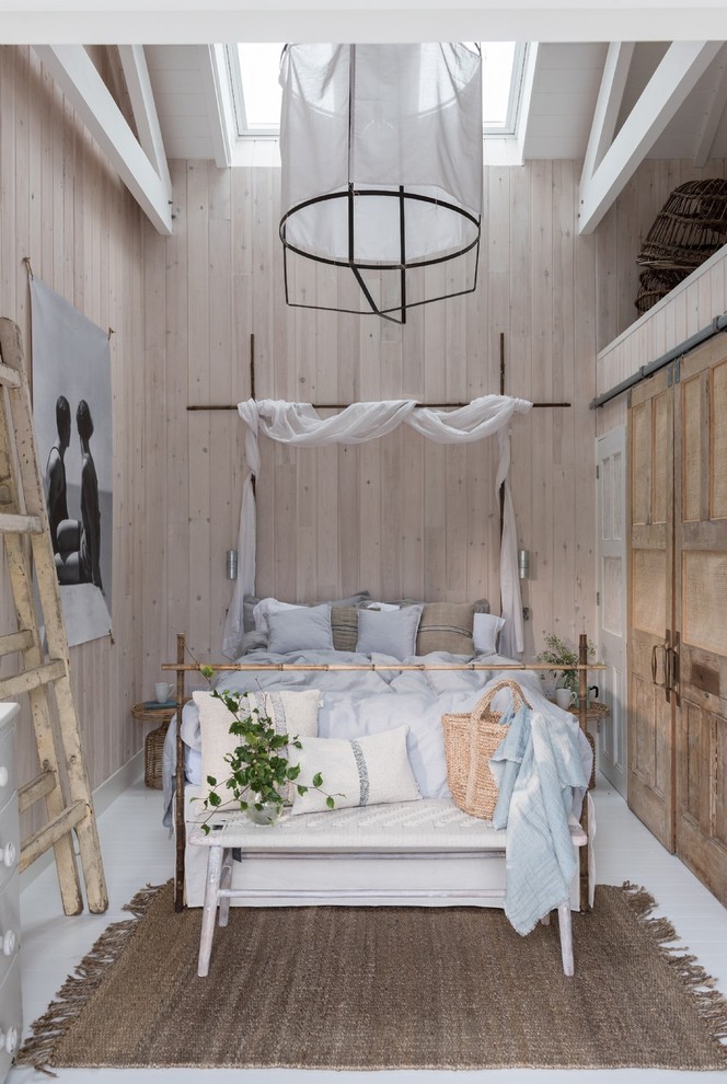Пример оригинального дизайна: маленькая гостевая спальня (комната для гостей) в морском стиле с бежевыми стенами, белым полом и деревянным полом для на участке и в саду