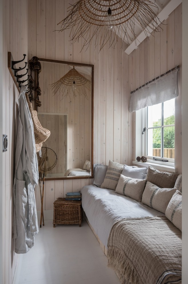 Идея дизайна: маленькая гостевая спальня (комната для гостей) в морском стиле с бежевыми стенами и серым полом для на участке и в саду
