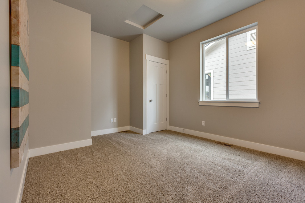 Inspiration for a large guest bedroom in Boise with grey walls and carpet.