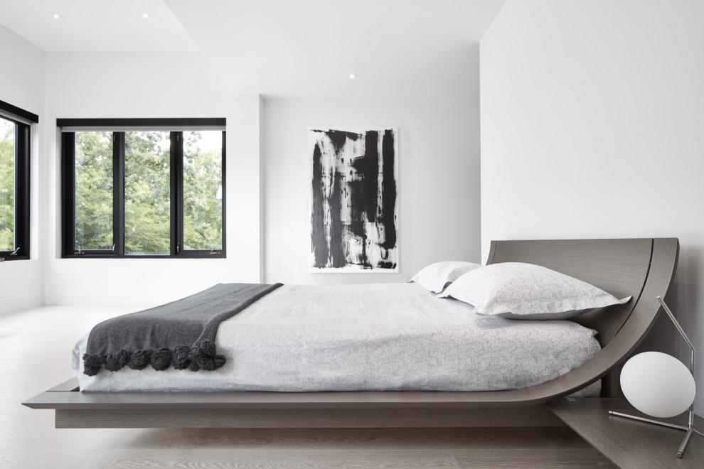 На фото: хозяйская спальня в современном стиле с белыми стенами, светлым паркетным полом и бежевым полом без камина