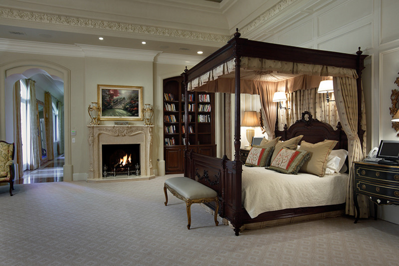 На фото: огромная хозяйская спальня в классическом стиле с бежевыми стенами, ковровым покрытием, стандартным камином и бежевым полом с