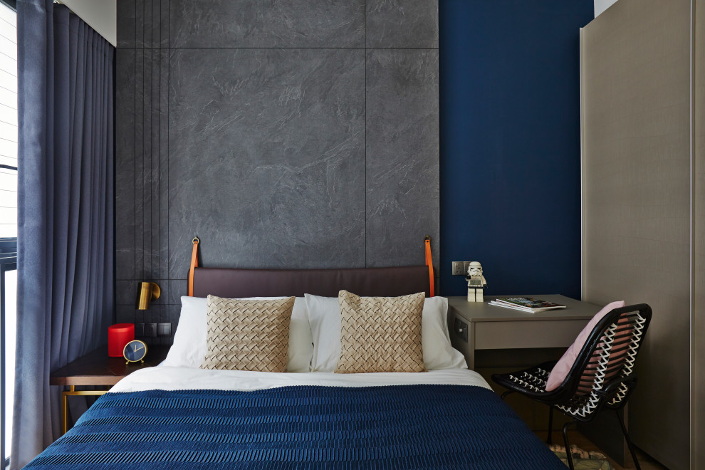 Foto på ett funkis sovrum, med blå väggar