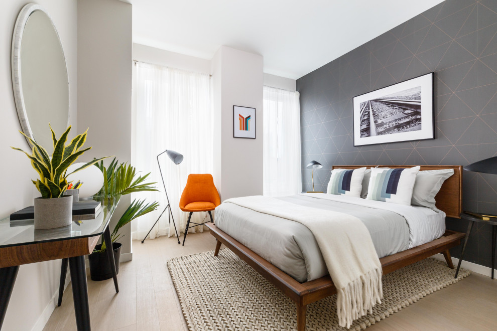 Mittelgroßes Modernes Hauptschlafzimmer mit weißer Wandfarbe, hellem Holzboden, beigem Boden und Tapetendecke in New York