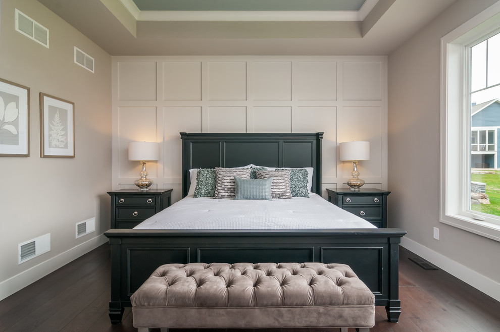 Стильный дизайн: гостевая спальня среднего размера, (комната для гостей): освещение в стиле неоклассика (современная классика) с серыми стенами, темным паркетным полом и коричневым полом без камина - последний тренд