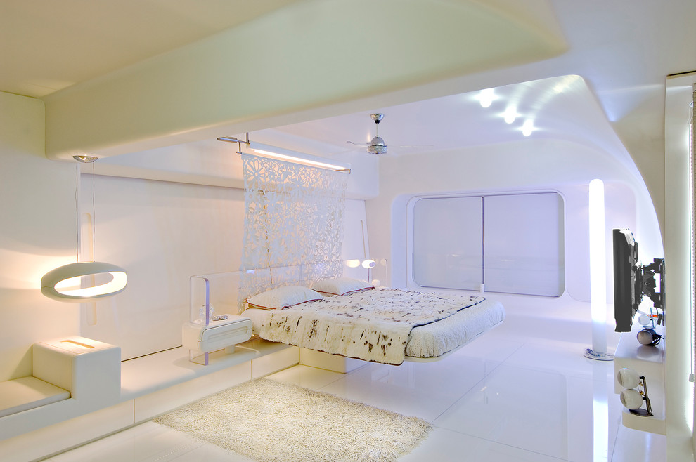 На фото: хозяйская спальня в современном стиле с белыми стенами с