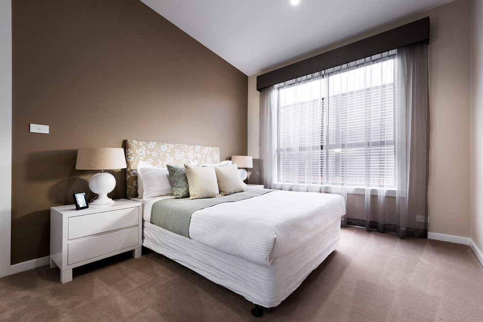 Идея дизайна: спальня в стиле модернизм с коричневыми стенами и ковровым покрытием