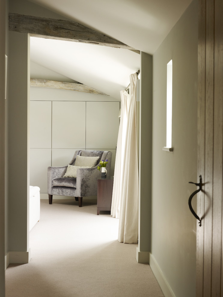 На фото: хозяйская спальня среднего размера в стиле кантри с серыми стенами и ковровым покрытием с