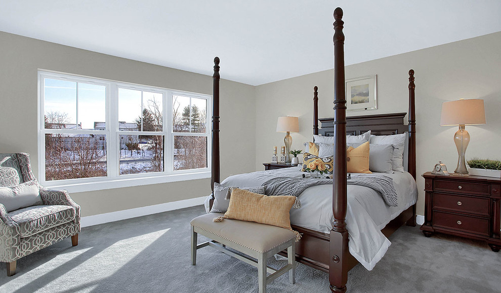 Свежая идея для дизайна: большая хозяйская спальня в классическом стиле с серыми стенами, ковровым покрытием и бежевым полом - отличное фото интерьера