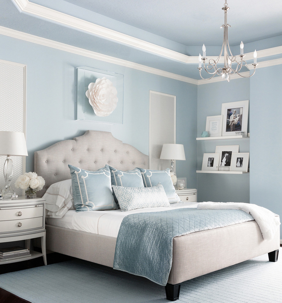 ヒューストンにある広いトランジショナルスタイルのおしゃれな主寝室 (青い壁、濃色無垢フローリング、暖炉なし、茶色い床、照明、グレーとブラウン) のインテリア